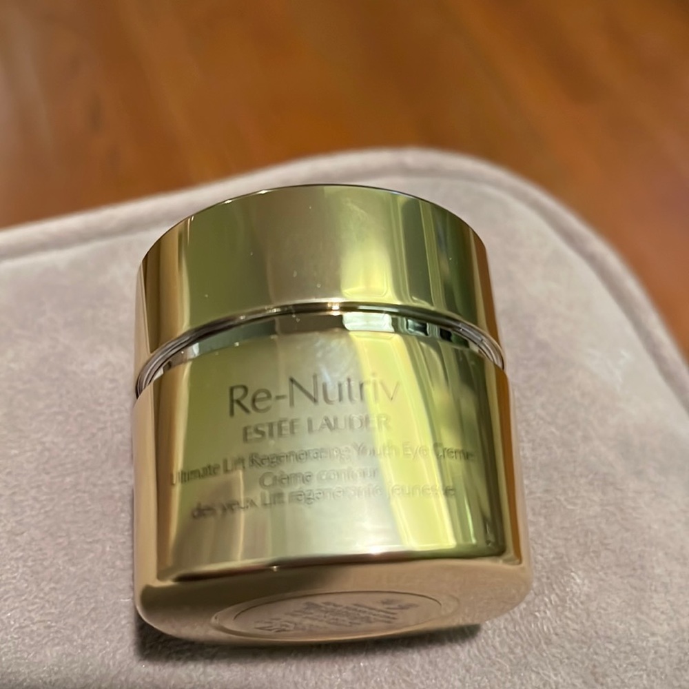 Estée Lauder re-nutriv ultimate lift regenerating youth eye crème- not opened